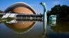 «Planet der Affen» oder Böhmermann-Ausstellung? Die New Yorker Freiheitsstatue scheint am Haus der Kulturen der Welt versenkt zu sein.