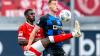 Zweikampf zwischen Kaiserslauterns Maxwell Gyamfi (links) und Paderborns Steffen Tigges. Gyamfi sah in einer späteren Szene wegen eines Fouls an Tigges die Rote Karte.