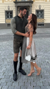 Dennis Gries und Katja Geretschuchin machen in fescher Tracht vor dem Museum Kempten am 10. August 2025 eine tolle Figur. 