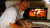 Hans-Jürgen Heim backte im Holzbackofen Brot, Seelen und Waien. 