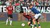 Zweikampf um den Ball: Hayate Matsuda (Hannover 96) wird von Joel Grodowski (Arminia Bielefeld) bedrängt.