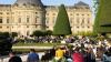 Knapp 300 Menschen sind am Sonntag einem TikTok-Trend gefolgt und haben sich zum Pudding mit Gabel essen im Hofgarten der Residenz in Würzburg getroffen.