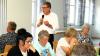 Pfarrer Thomas Amrehn bei seiner Ansprache, in der er den Frauen und Männern dankt, die sich ehrenamtlich in der Pfarreiengemeinschaft St. Raphael engagieren. Mit im Bild: Pfarrgemeinderatsvorsitzende Inge Henkel (rechts).