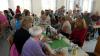 Blick in die Reihen der Frauen und Männer, die sich ehrenamtlich in der PG St. Raphael engagieren. Rechts im Hintergrund Pfarrer Thomas Amrehn und Pfarrgemeinderatsvorsitzende Inge Henkel, die sich um die Gäste kümmern.