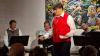 Gut gelaunt, humorvoll und wortgewaltig animierte Kilian Moritz die Besucher zum Mitsingen. Im Hintergrund seine Mitmusiker (von links): Andreas Güntsch, Sebastian Strempel und Sinisa Ljubojevic.