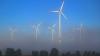 Morgens ragen Windenergieanlagen bei Jacobsdorf aus dem Nebel.