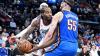 Kawhi Leonard - hier gegen Isaiah Hartenstein - ist der wichtigste Spieler der LA Clippers. (Archiv-Foto)