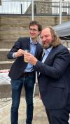 Sebastian Hansen (Bürgermeisterkandidat) und Toni Hofreiter (MdB) stoßen mit frisch gepresstem Apfelsaft an. Sebastian Hansen (Bürgermeisterkandidat) und Toni Hofreiter (MdB) stoßen mit frisch gepresstem Apfelsaft an.