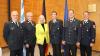 Die Geehrten des Jahres 2025 umringen Regierungspräsidentin Dr. Susanne Weizendörfer (von links): Kreisbrandmeister a. D. Elmar Eisenmann, Stadtbrandinspektor a. D. Matthias Gernert, Kreisbrandinspektor Thomas Graumann, Kommandant Michael Krug und Kreisbrandinspektor Albert Klug.