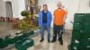 Kurt Fleischmann und Helge Batschi haben die Gaben zum Abtransport verpackt. Das Bild zeigt, wie viele Kisten gefüllt werden konnten. Auch der Gernacher Johann Brandenstein hilft bei der Tafel mit, er half auch hier beim Verpacken der Lebensmittel für den Transport.