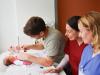 Im Bild Chefärztin Dr. Saskia Wunderlich mit der Leiterin der Kinderphysiotherapie Claudia Maier-Schermak mit Maximilian Haas und Töchterchen Maja. 