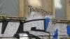 Die Fenster wurden abgeklebt und die Wände sind mit Graffiti beschmiert worden.