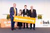 Trang Nguyen Thi (2.v.l.) und Tobias Mai (3.v.l.) wurden für ihre Ausbildung ausgezeichnet. Bei der Siegerehrung anwesend waren Ulrich Wagner (links) und Hans-Peter Rauch von der Handwerkskammer Schwaben.