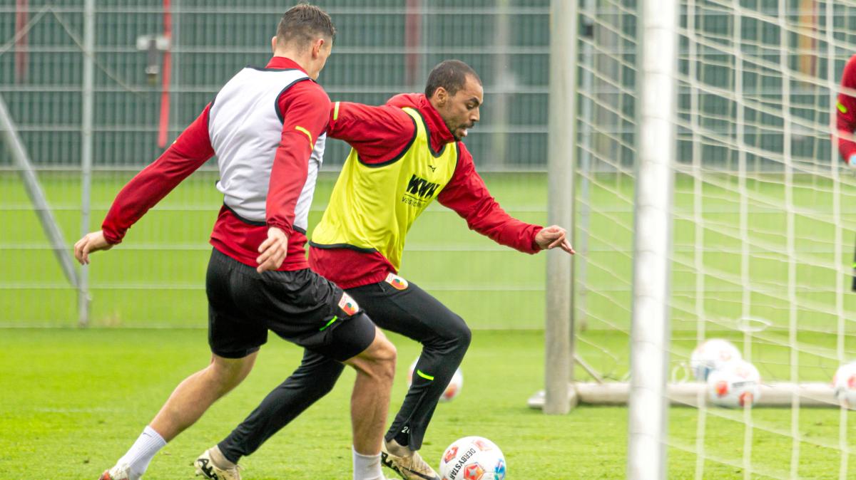 FC Augsburg: Profis flüchten bei Gewitter - Trainer Wagner einmal mehr ...