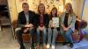 Geschäftsführer Marcus Fröhlich mit Bibliotheksleitung Sylvia Büttner, Hauptpreisgewinnerin Anna Gerike und Verena Schiller vom BIZ.