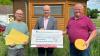 1000 Euro gingen an die Grabfeldimker (von links): Johannes Gräter, Gebietsdirektor Peter Lindemann (Sparkasse) und Markus Gütlein.