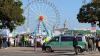 Einsatzkräfte sammeln sich im Münchner Norden, während Besucher vor dem Oktoberfest warten. Eine Bedrohungslage hält München am Mittwoch in Atem.