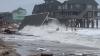 Vor der Küste des Bundesstaates North Carolina stürzten bei hoher Brandung fünf unbewohnte Häuser ins Meer.