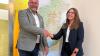 Landrat Thomas Eberth begrüßt Lea Kerwer als neue Leiterin des Umweltamts am Landratsamt Würzburg.