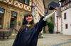 Larissa Barth hat ihren Abschluss an der berühmten amerikanischen Universität Harvard gemacht. Für ein Foto ging es mit Absolventinnen-Hut und Talar auf den Marktplatz ihrer Heimatstadt Zeil.
