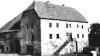 Eine Ansicht des 1970 abgebrochenen Wasserschlosses von Wiesenbronn. Die Aufnahme entstand um 1950. 