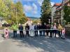 Mit dem symbolischen Durchschneiden des Bandes wurde die sanierte Straße freigegeben.