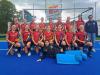 Im Bild (hinten, von links): Tamara Stock, Mia Lindemann, Judith Großmann, Viola Fischediek, Franziska Leist, Hanna Graser, Mathilda Moutschka, Isabel Guth Guijarro, Trainerin Hannah Dreyer; (vorne, von links) Lilly Kissner, Klara Löffler, Janne Tomasek, Lisa Markstädter, Ronja Flach, Jule Löffler und Charlotte Rak; (liegend) Alina Köster. Auf dem Bild fehlen Jara Diedrich und Nelly Dorscheid. 