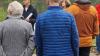 Ortstermin in Kleinochsenfurt am Mainufer nahmen rund 35 Menschen teil und diskutierten über verschiedene Probleme des Ortes.