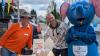 Susanne Eulenfeld, Künstler Frank Hummel und Kinderschutzbund-Maskottchen Ella Elefant (v. li.) am Tombola-Stand. Am Ende kamen 1500 Euro für den Kinderschutzbund Coburg zusammen.