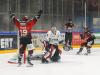 Tim Gorgenländer (rechts) hat gerade für den ECDC Memmingen das 2:4 gegen Passau erzielt. Marco Eisenhut im Tor der „Black Hawks“ ist geschlagen. Der Memminger Stürmer Milan Pfalzer (links) bejubelt den Treffer seines Mitspielers.  
