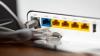 Ein LAN-Kabel im Router - in Millionen Haushalten steckt es noch immer in der DSL-Öffnung.