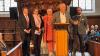 Der frühere Bundesligatrainer Christian Streich (vorne) hat in Memmingen den Freiheitspreis verliehen bekommen. Unser Bild zeigt ihn in der Martinskirche mit (von links) Dekan Christoph Schieder, Dekanin Claudia Schieder, Laudatorin Claudia Roth und Oberbürgermeister Jan Rothenbacher. 
