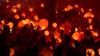 «Swifties» erleuchten in Bochum auf einer Party der Reihe «Taylor Party Europe» orangefarbene Luftballons mit den Lichtern ihrer Smartphones.