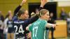 Leonie Römmelt (links) vom HSV Bergtheim und Ina Hertlein vom TV Marktsteft liefern sich einen Zweikampf am Kreis. Die Bergtheimerinnen gewannen ein umkämpftes und temporeiches Oberliga-Derby in Marktsteft mit 23:20.