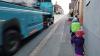 Angesichts des Schwerlastverkehrs in der Ortsdurchfahrt von Mainroth werde jeder Schulweg zur Mutprobe, klagen Eltern in Mainroth.