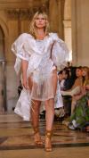 Heidi Klum präsentiert eine Kreation der Vivienne Westwood Frühjahr/Sommer-Kollektion 2026 während der Fashion Week.