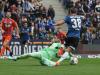 Schalkes Torwart Loris Karius rettet einen Schuss von Bielefelds Marius Wörl.