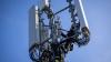 Ein Techniker führt Reparaturarbeiten an 5G-Antennen durch.