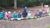 Die Waldkinder hören gespannt beim Erste-Hilfe-Training zu.