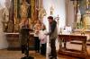 Renate Wendel und Oberministrantin Alina Rumpel (von links) begrüßen Vanessa Zeidler als neue Ministrantin und verabschieden Manuel Saccavino, der sieben Jahre Ministrant in der Hausener Kirche St. Wolfgang war.