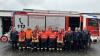 Das Bild zeigt die Prüflinge zusammen mit den Schiedsrichtern und den beiden Kommandanten der Feuerwehr Gemünden am Main.