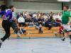 Linus Dürr (rechts) von der DJK Waldbüttelbrunn beim Wurf gegen Allachs Torhüter Valentin Hagitte. Die Waldbüttelbrunner Regionalliga-Handballer verloren ihr Heimspiel gegen den TSV München-Allach knapp mit 28:30.
