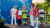 Daniel Schuricht, Barbara und Jana Schuricht (von links) freuen sich mit ihren Gästen über das 40-jährige Bestehen der Firma.