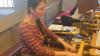 Esther Schadt zieht an der Orgel alle Register.