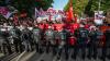Vor der Halle protestierten mehr als tausend Menschen gegen die Veranstaltung - unter strenger Beobachtung der Polizei. (Archivbild)