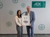 Im Bild von links: Elena Herder, Frank Dünisch beim Überreichen der Ehrenurkunde.