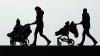 ARCHIV - 25.02.2014, Hessen, Wiesbaden: Zwei Mütter schieben Kinderwagen eine Landstraße entlang. (zu dpa: «Baby-Verwechslung in Österreich nach 35 Jahren geklärt») Foto: Felix Kästle/dpa +++ dpa-Bildfunk +++