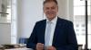 Schwäbisch Gmünds Oberbürgermeister Richard Arnold (CDU) fordert, Schüler sollten ihre Klassenzimmer wieder putzen - um die Kommunen finanziell zu entlasten. (Archivbild)