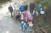 Die Erlabrunner Vorschulkinder der Gruppe „Wackelzähne“. Dahinter (von rechts nach links) Carsten Pauly, Landrat Thomas Eberth, Bürgermeister Thomas Benkert, Mitarbeiterin im Fachbereich Klimaschutz und Energiewende Rebecca Walther, stellvertretender Leiter des Fachbereichs Klimaschutz und Energiewende Rico Neubert, Kita-Leiterin Karin Lamnek, Manuel Krüger, Janina Landeck.