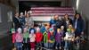 Im Bild: der Kindergarten beim Besuch von Winzer Martin Mößlein.